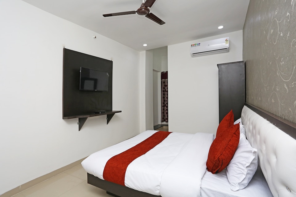 OYO 10718 White Oak Hotel, Kolar Road, Bhopal