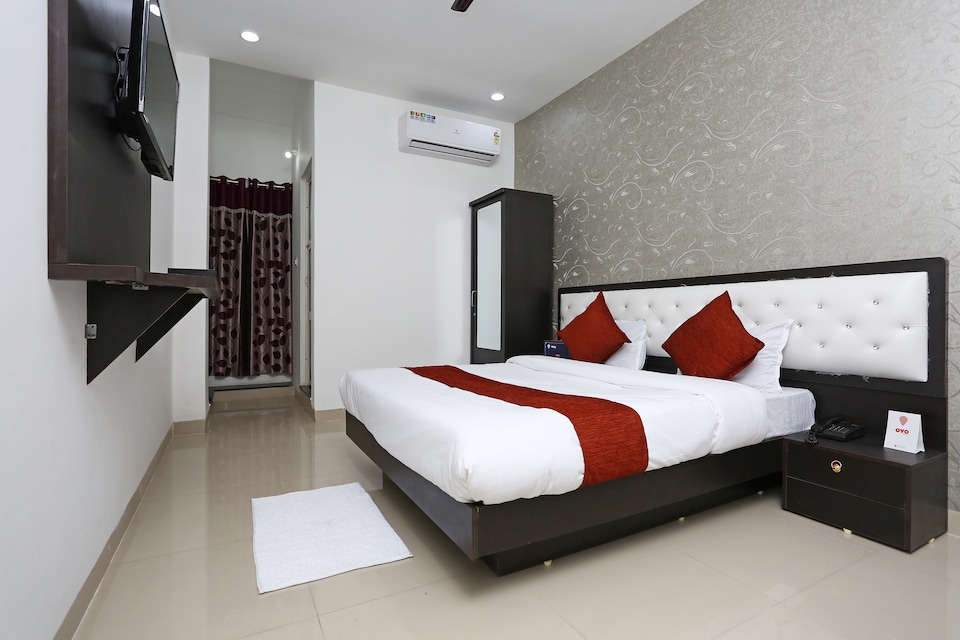 OYO 10718 White Oak Hotel, Kolar Road, Bhopal