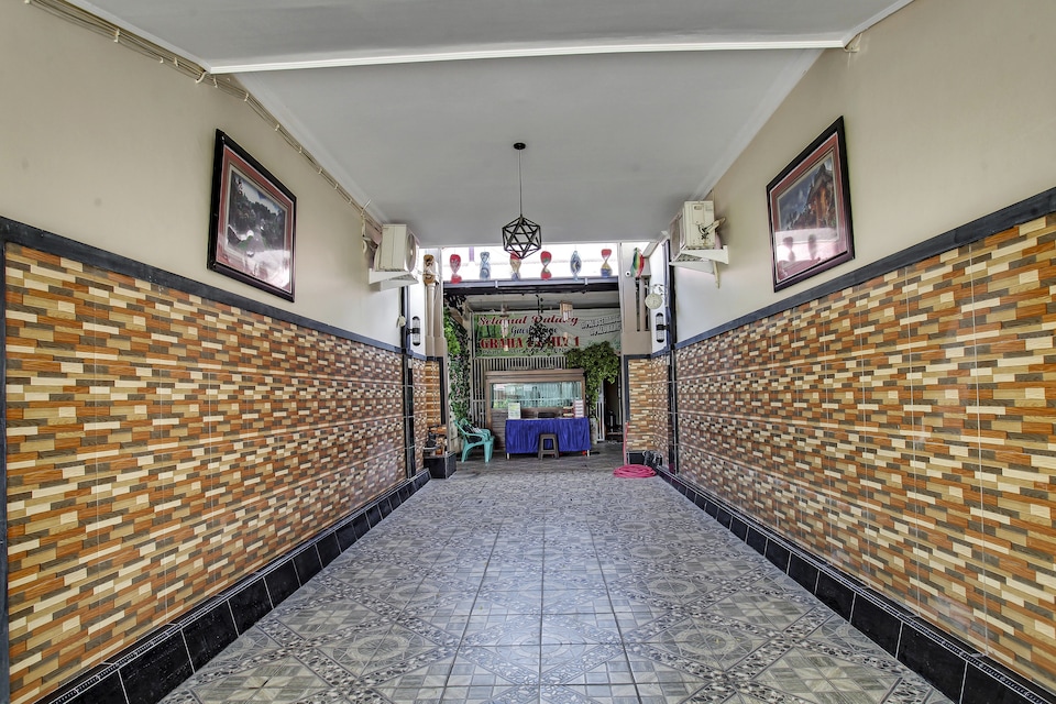 OYO 90968 Graha Family Guest House, South Palu, Palu