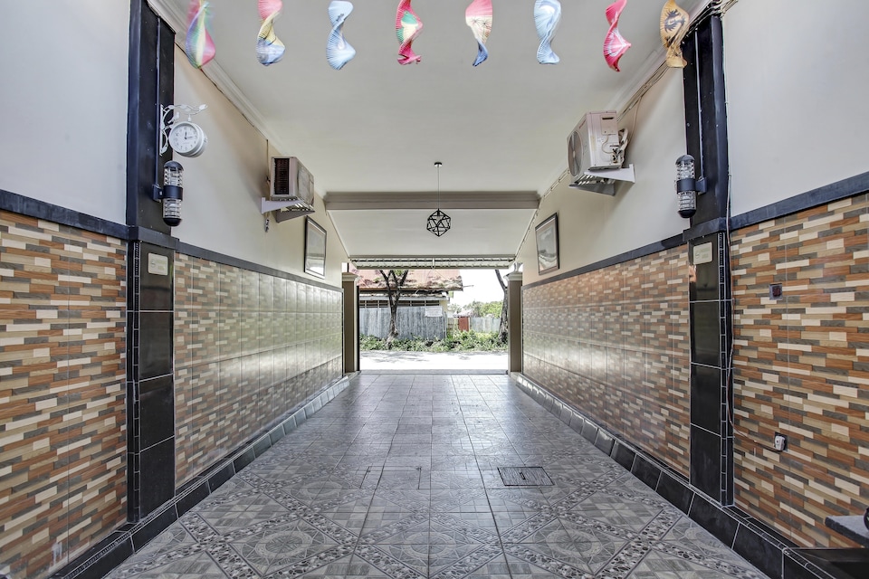 OYO 90968 Graha Family Guest House, South Palu, Palu