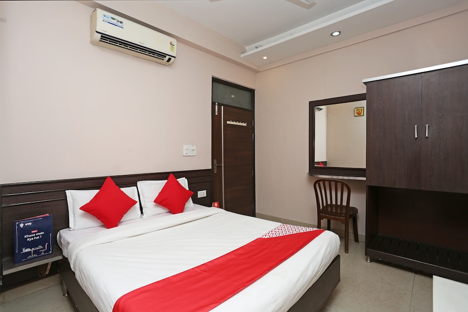 OYO 10588 Hotel Golden Square, City Centre, Gwalior