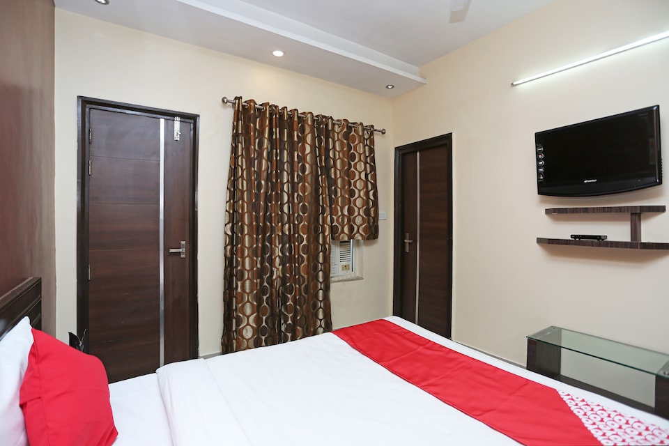 OYO 10588 Hotel Golden Square, City Centre, Gwalior