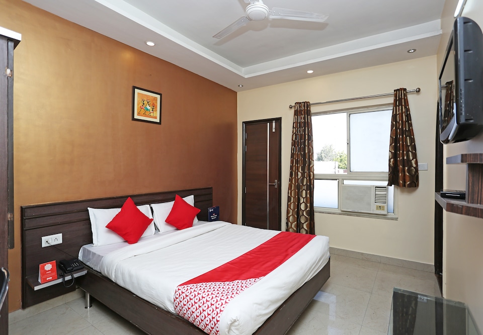 OYO 10588 Hotel Golden Square, City Centre, Gwalior