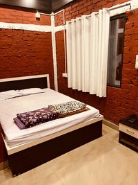 OYO Home Highway Homestay