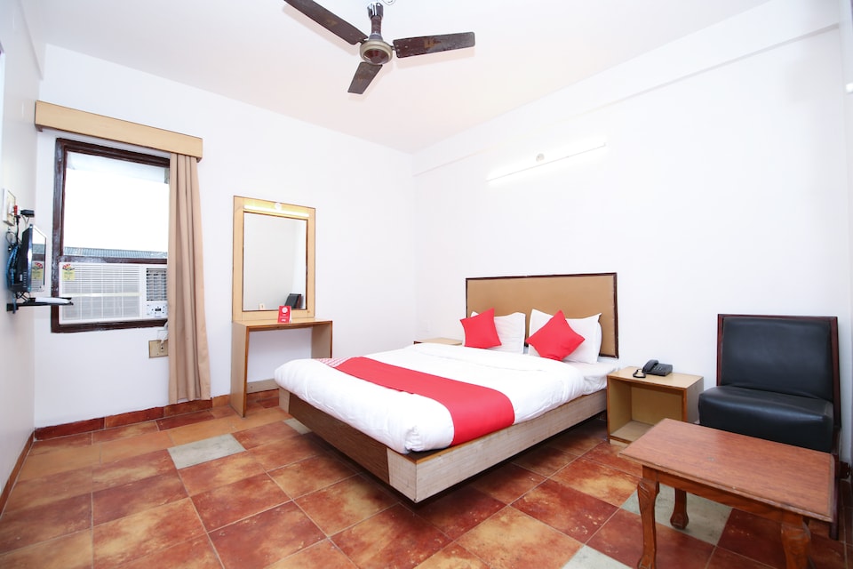 OYO 10606 Hotel Shriradha Civic Centre, Vijay Nagar - Jabalpur, Jabalpur