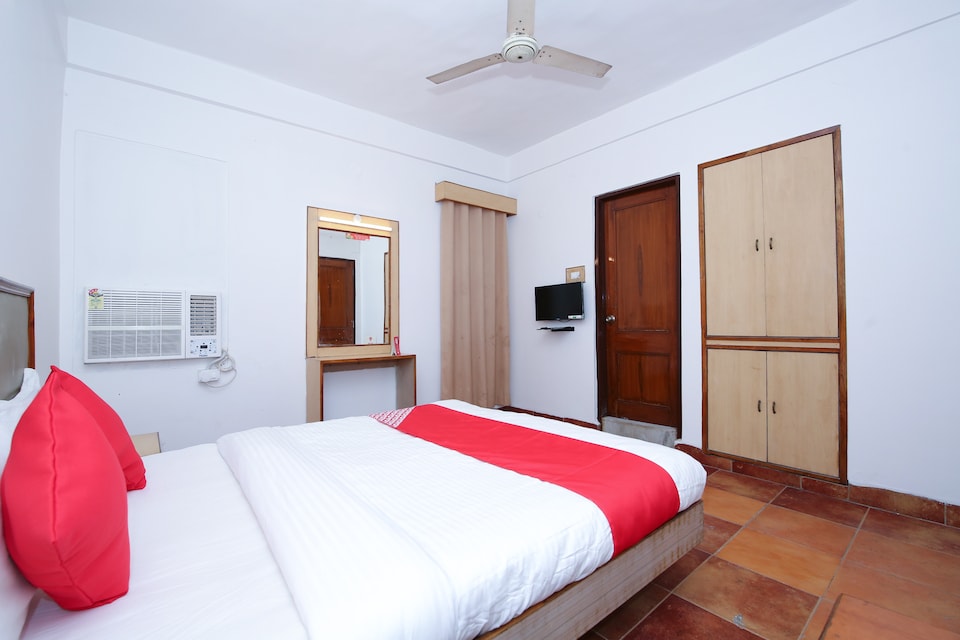 OYO 10606 Hotel Shriradha Civic Centre, Vijay Nagar - Jabalpur, Jabalpur