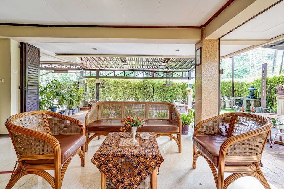 OYO 91015 Pondok Asri Family Guest House Syariah , Gubeng, Surabaya