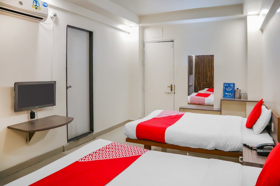 OYO 10678 Hotel Nandanvan, Swargate Pune, Pune