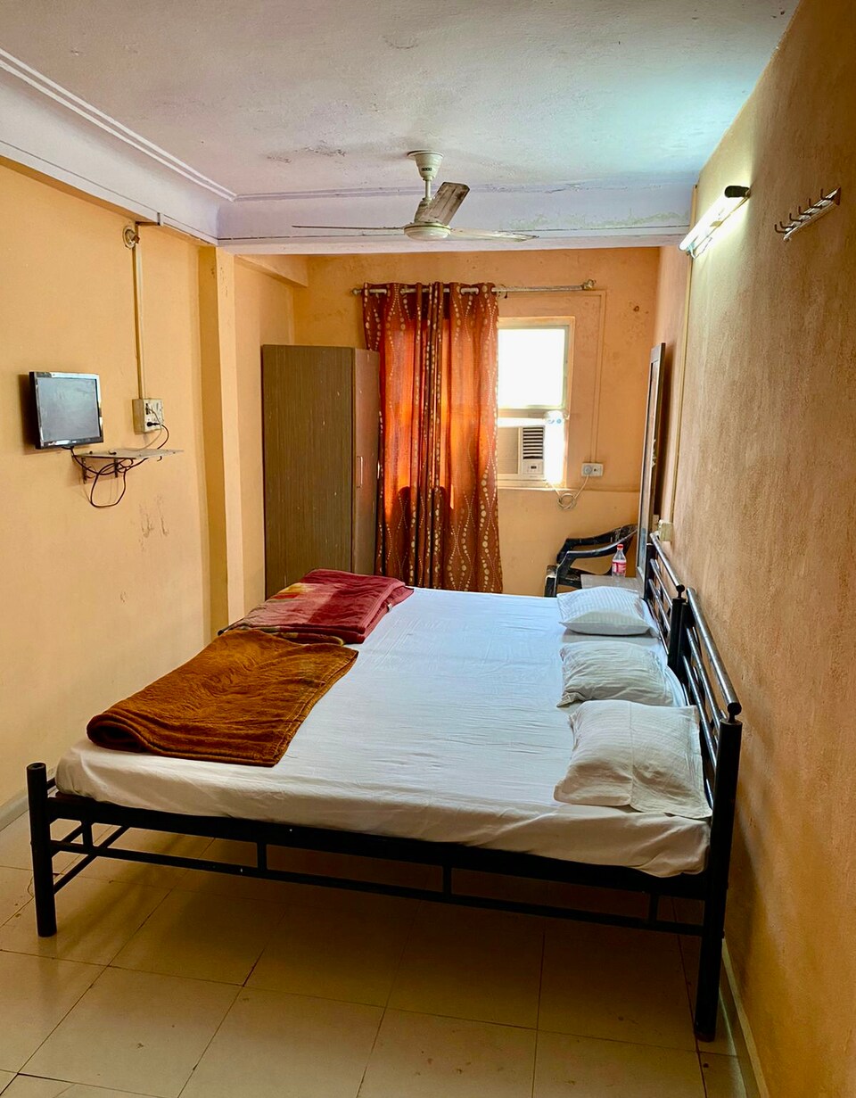 SPOT ON 87425 S R Palace, MG Road Indore, Indore