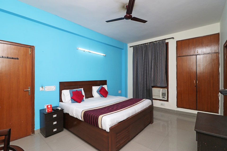 OYO 10662 Hotel Town Noida, Noida City Metro, Noida