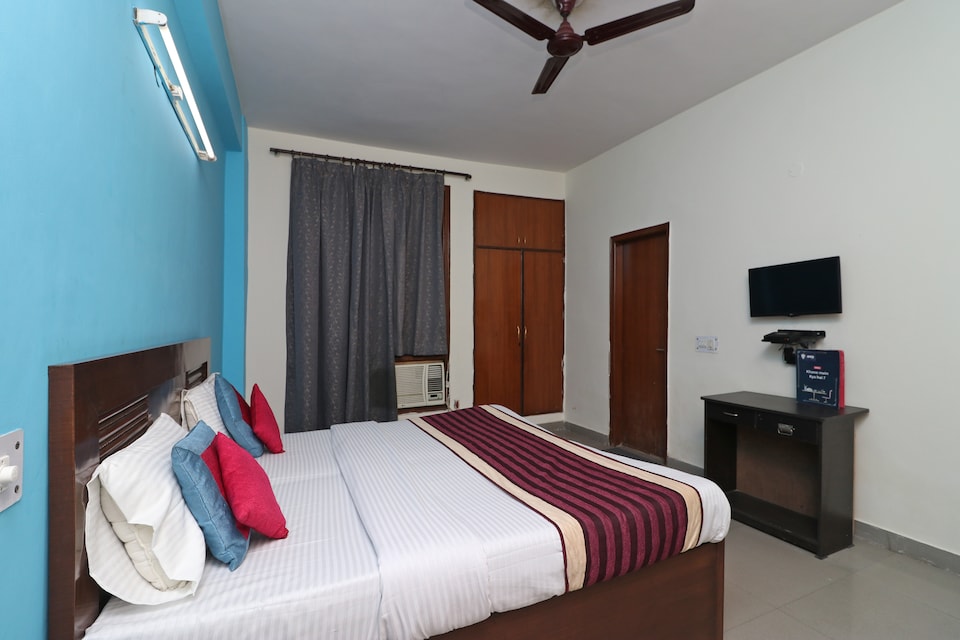 OYO 10662 Hotel Town Noida, Noida City Metro, Noida