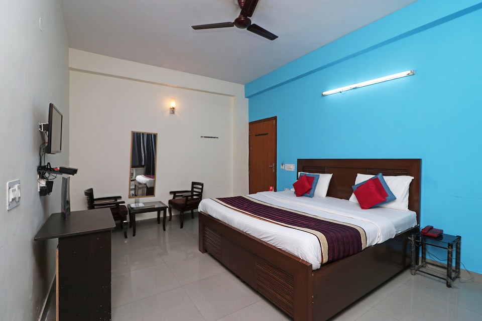 OYO 10662 Hotel Town Noida, Noida City Metro, Noida