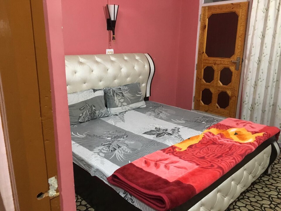 POP HOME 87845 Khushboo Guest House, Rajbagh, Srinagar