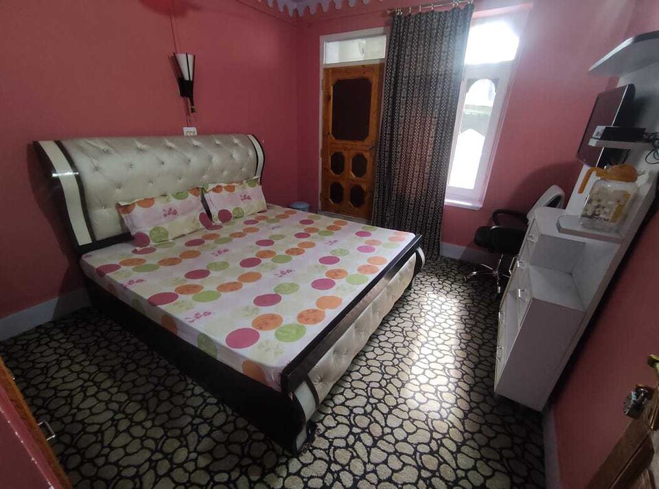 POP HOME 87845 Khushboo Guest House, Rajbagh, Srinagar