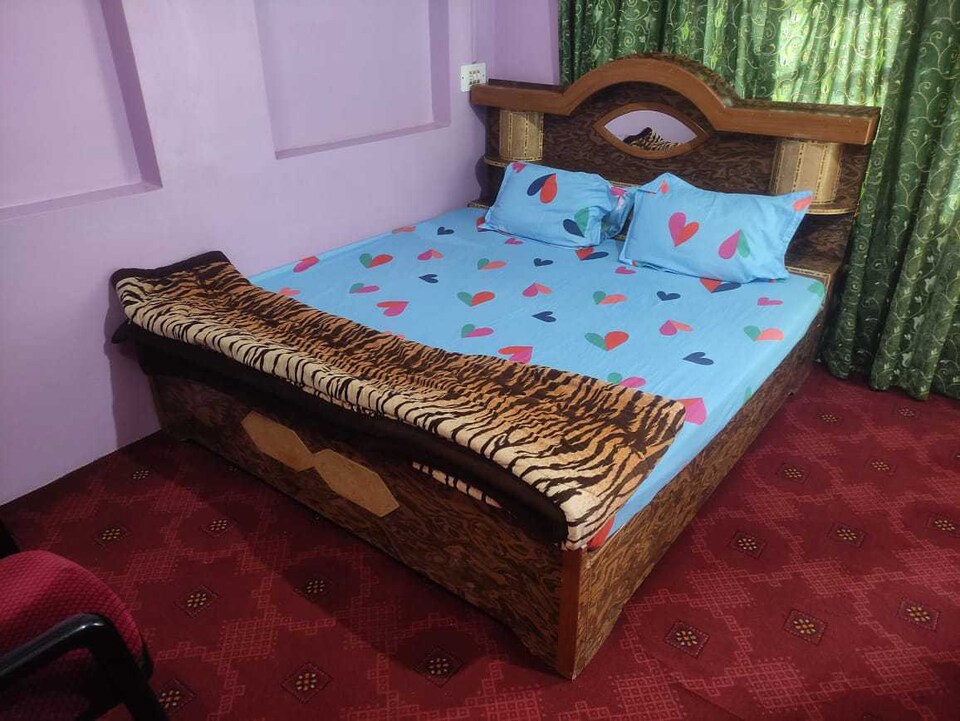 POP HOME 87845 Khushboo Guest House, Rajbagh, Srinagar