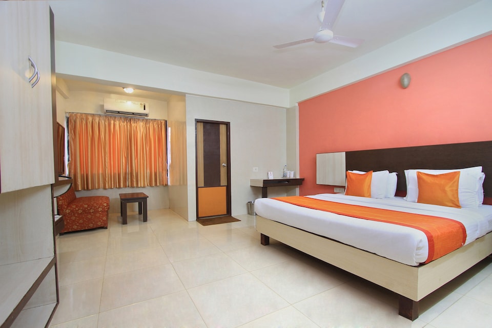 OYO 10631 Hotel Roopa, Hampankatta Railway Station, Mangalore