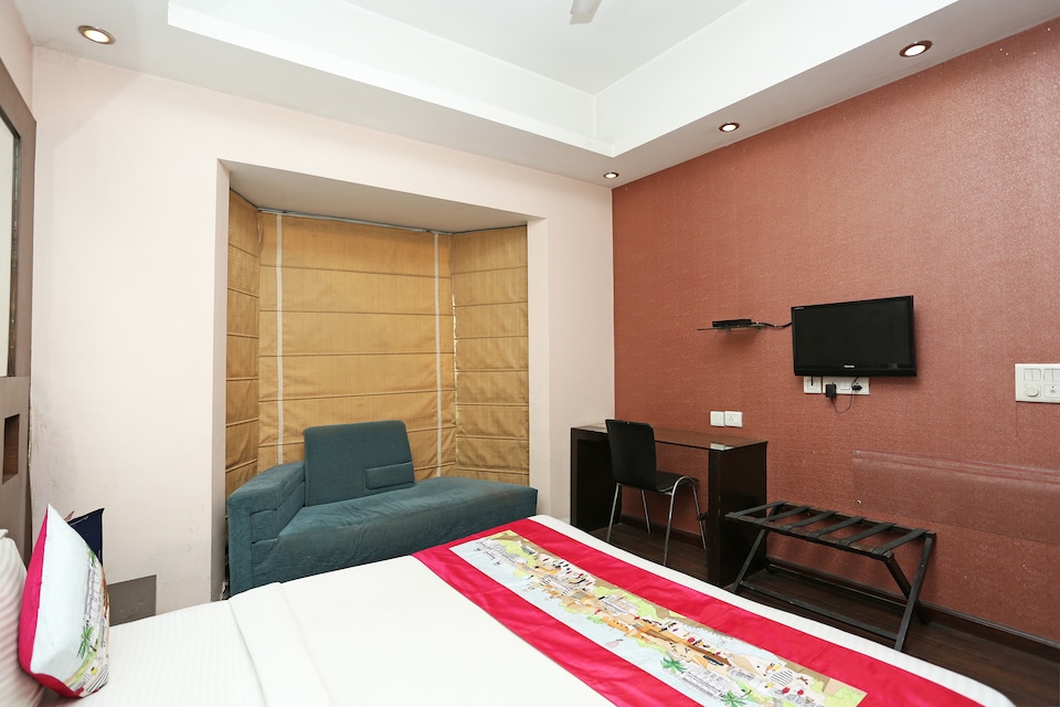 OYO 386 Hotel Lotus Panache, Udyog Vihar, Gurgaon