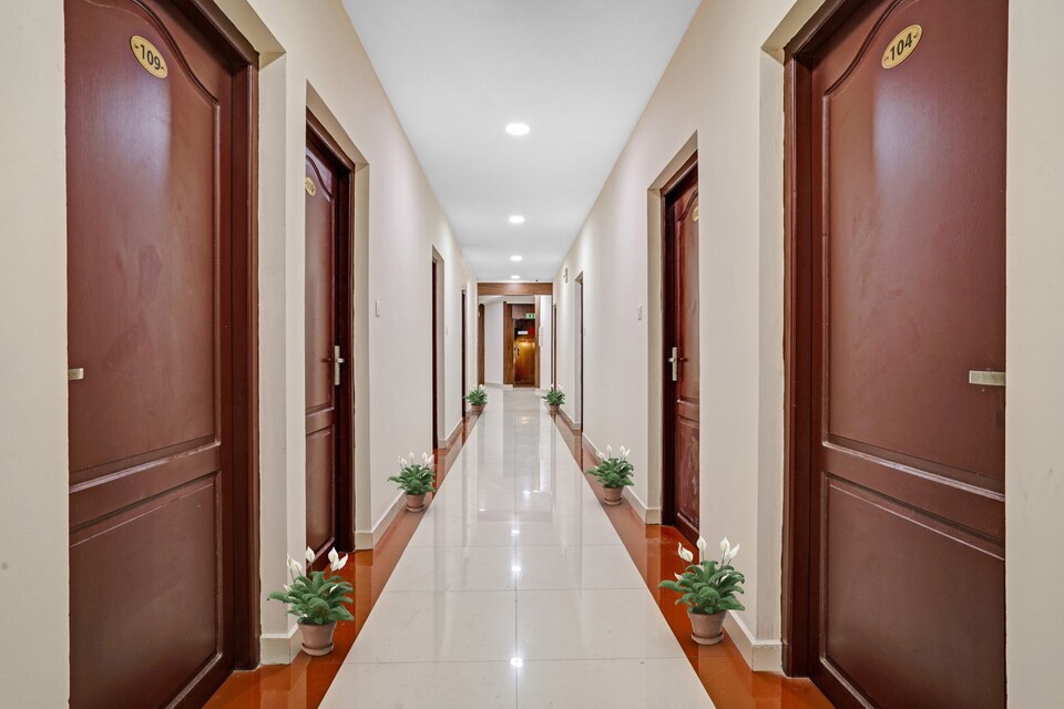 Capital O Go2 Rooms Central Inn, Vytilla Kochi, Kochi