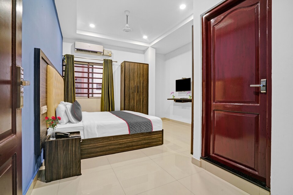 Capital O Go2 Rooms Central Inn, Vytilla Kochi, Kochi