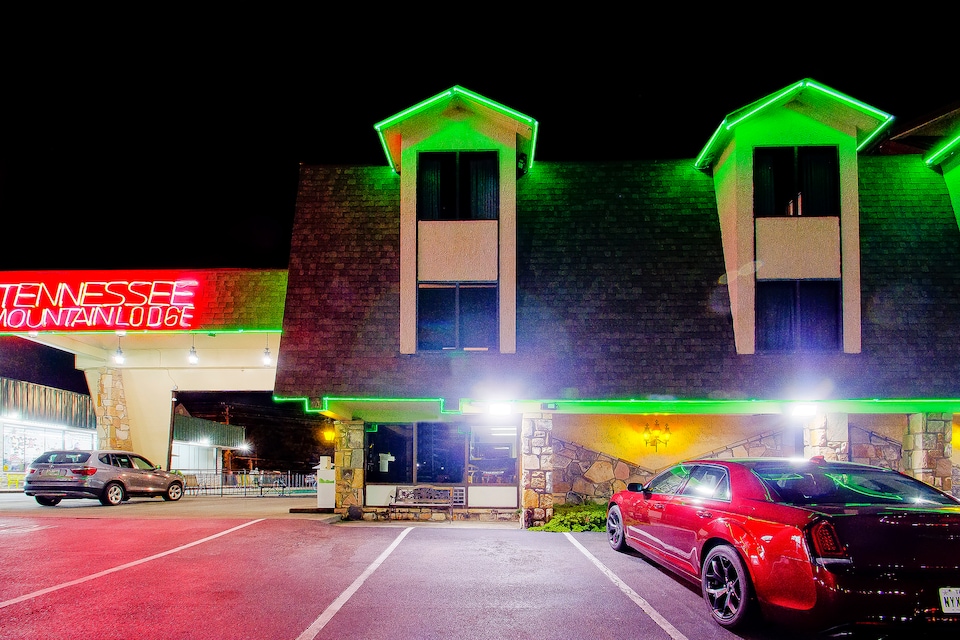 Tennessee Mountain Lodge Riverside by OYO, Pigeon Forge TN, Pigeon Forge