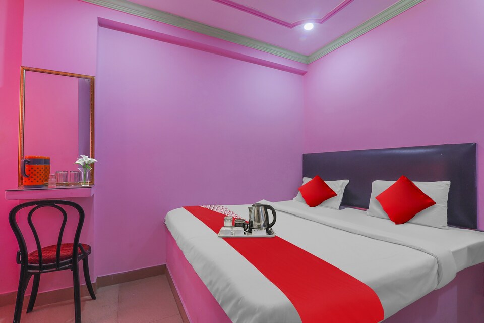 OYO Hotel Asha Kiran Near Sahara Ganj Mall, Charbagh Lucknow, Lucknow