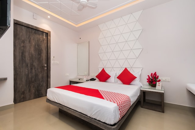 OYO Hotel Glassotel Near Birla Mandir