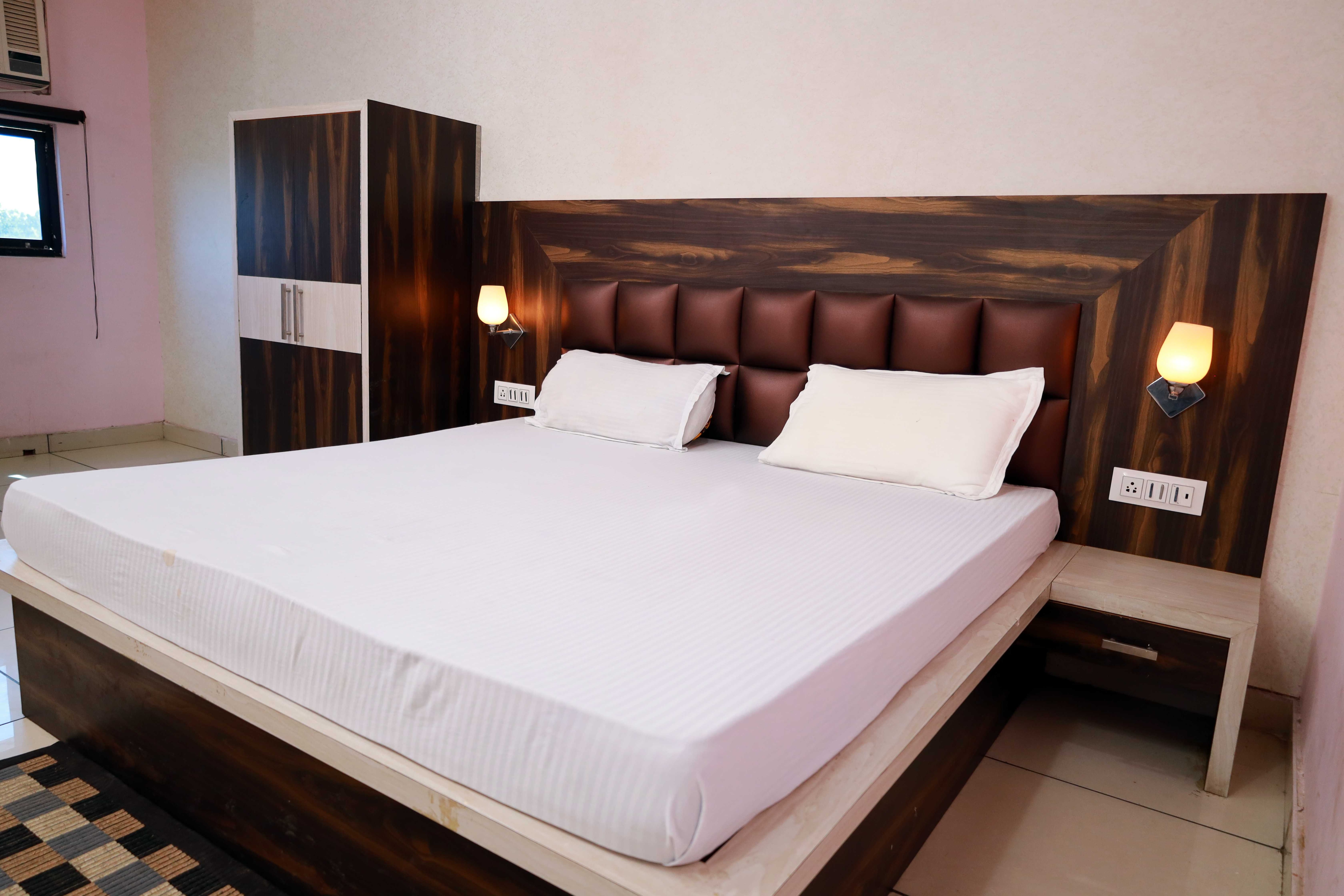 OYO Mid Way Point, OYO Rooms Meerut, Book ₹447 OYO
