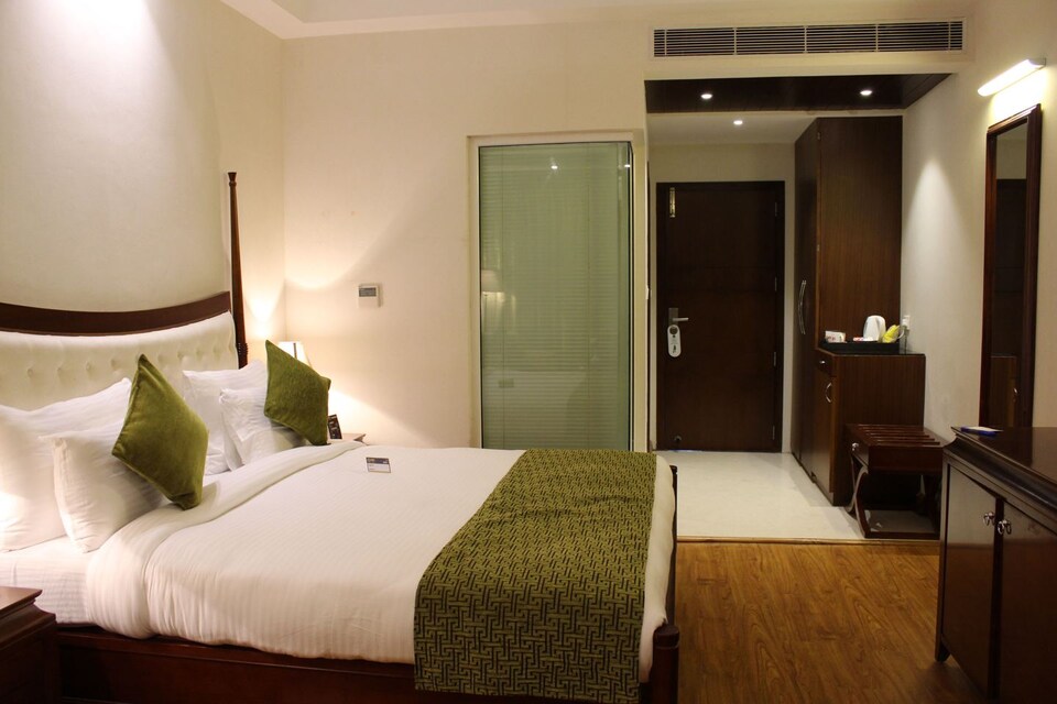 OYO Premium 001 Naini Lake Nainital Resort, Mall Road Nainital, Nainital