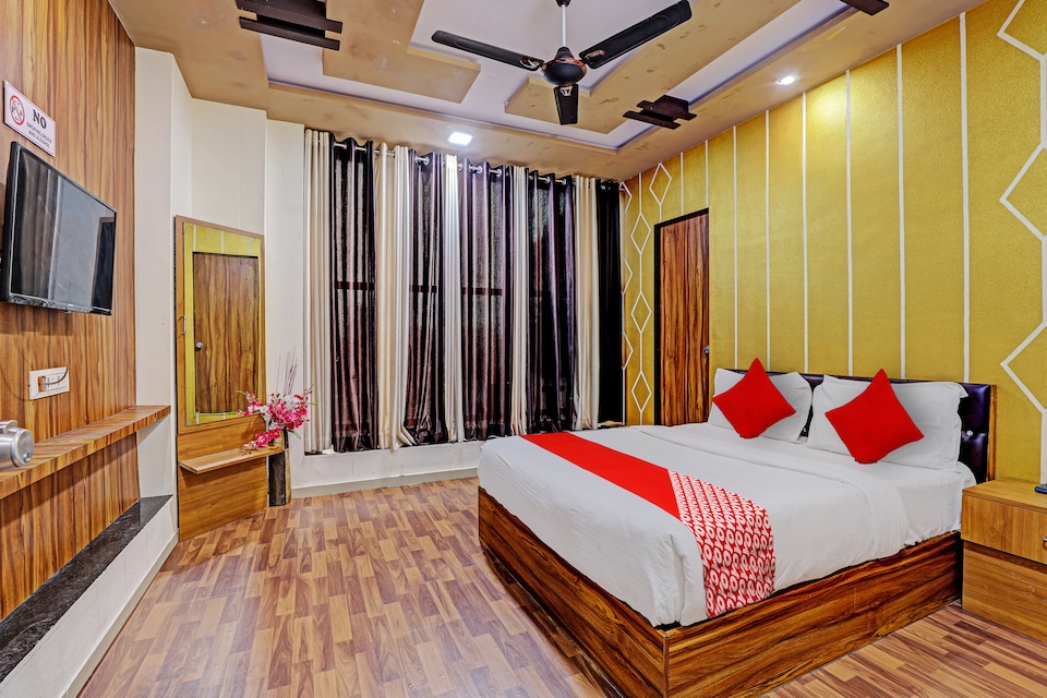 OYO Flagship Hotel France, Airport Surat, Surat
