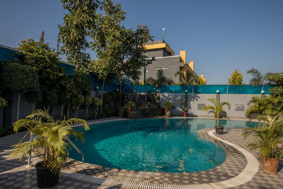 OYO 10600 Hotel 7th Cloud, Rajender Nagar, Indore