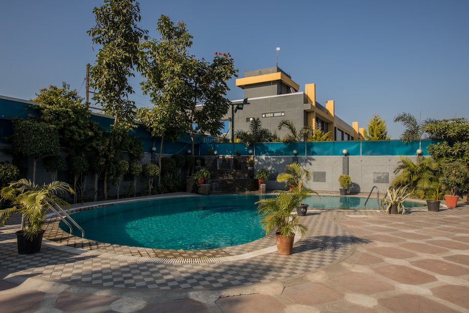 OYO 10600 Hotel 7th Cloud, Rajender Nagar, Indore