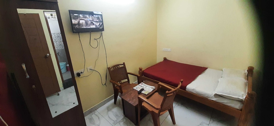SPOT ON 88825 Santhosh Lodging , Mysore City Center, Mysore