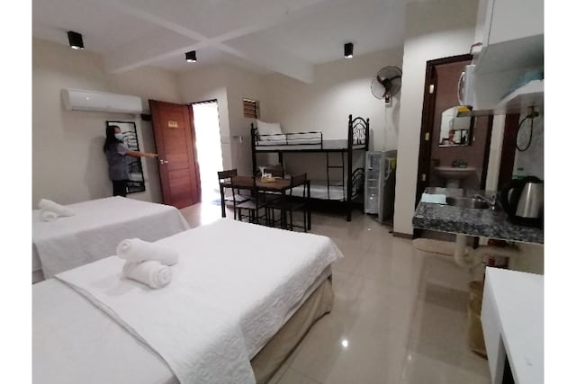 OYO 867 Roncales Travellers Inn 