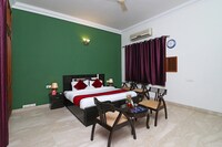 OYO Hotel Ashray Near Botanic Garden Of Indian Republic