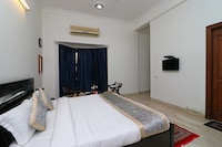 OYO Hotel Ashray Near Botanic Garden Of Indian Republic