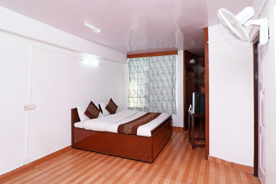 OYO 10653 Hotel Clark, Mall Road Mussoorie, Mussoorie