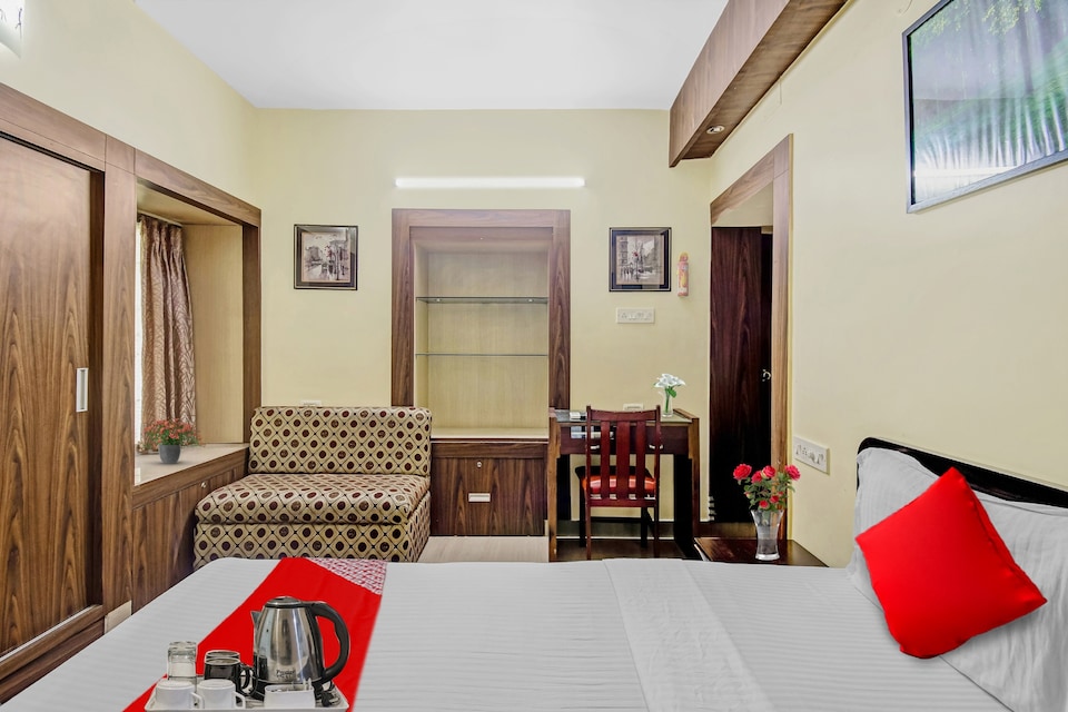 OYO Swarup Regency Near City Centre Salt Lake, Salt Lake Kolkata, Kolkata