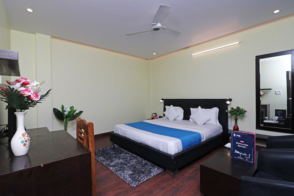 OYO Hotel Star Near Snow World, Noida City Metro, Noida