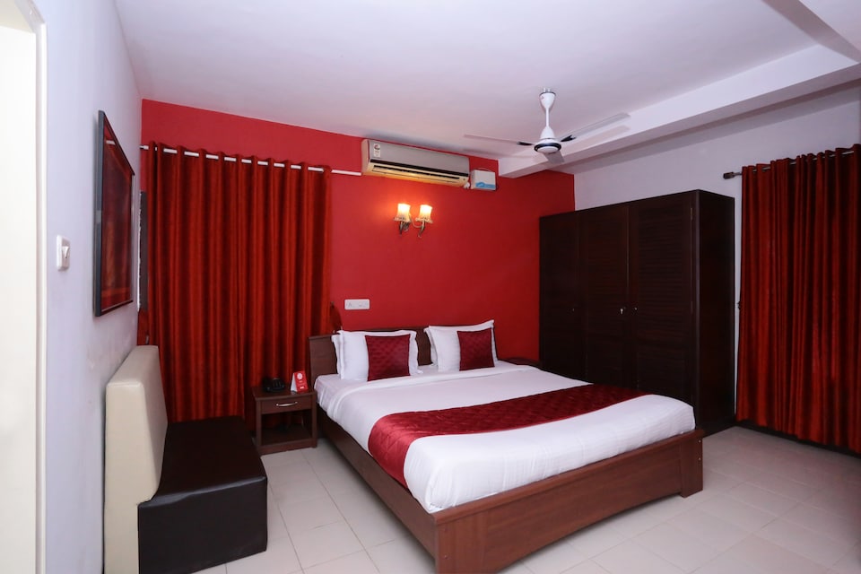 OYO 10612 near Ernakulam Railway Station, MG Road Kochi, Kochi