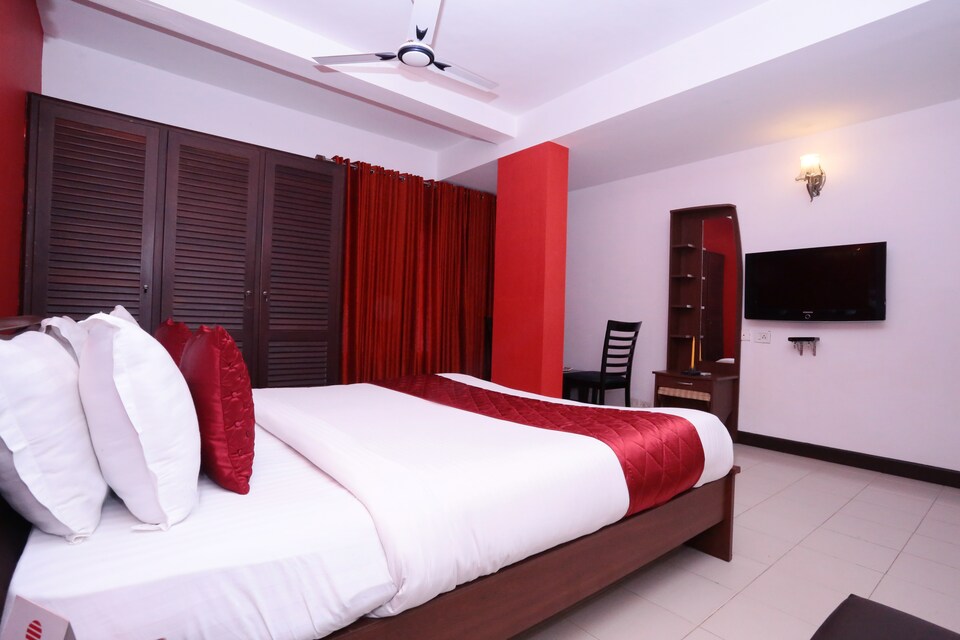 OYO 10612 near Ernakulam Railway Station, MG Road Kochi, Kochi