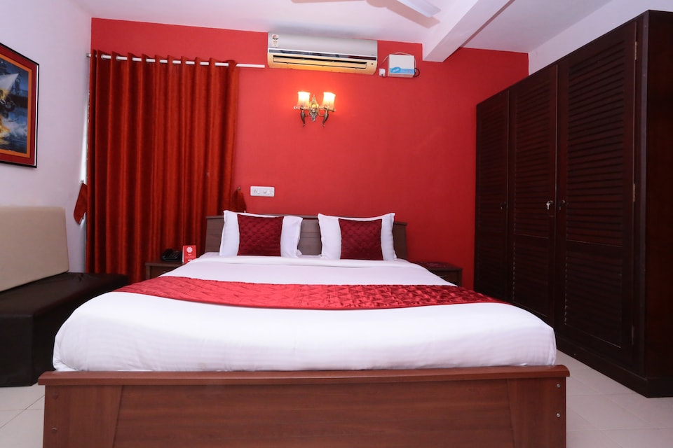 OYO 10612 near Ernakulam Railway Station, MG Road Kochi, Kochi