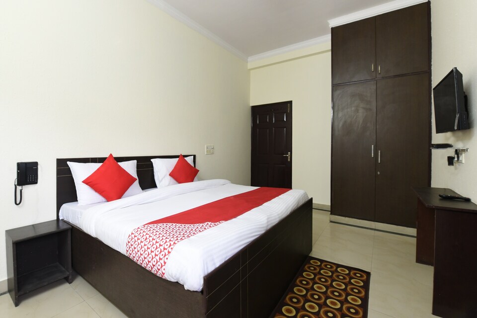 OYO Flagship Perfect Party Inn Near ISKCON Temple Noida, Noida City, Noida