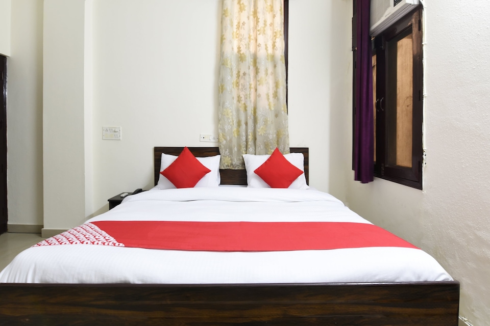 OYO Flagship Perfect Party Inn Near ISKCON Temple Noida, Noida City, Noida