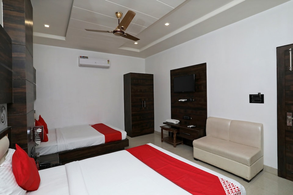 Capital O Hotel Anjali Mahal Inn, Railway Station Mathura, Mathura