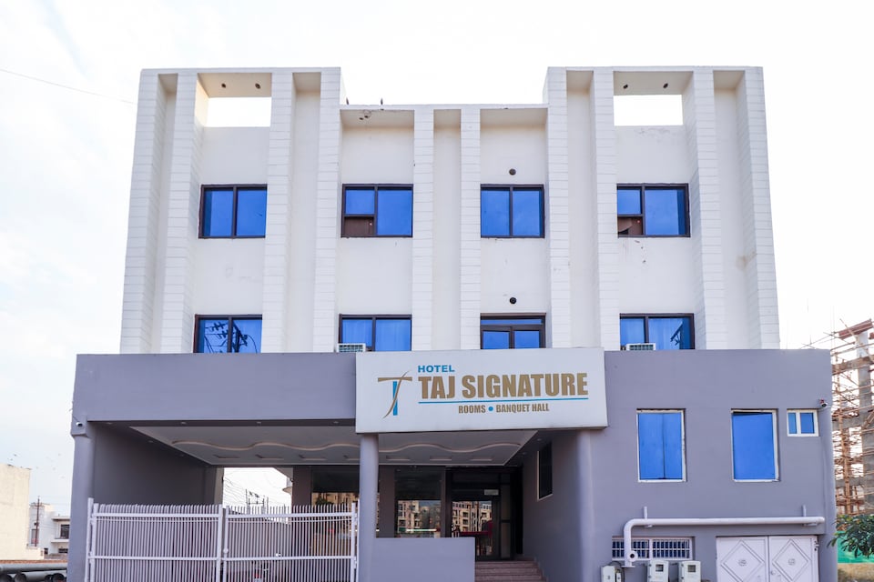 OYO 10876 Hotel Taj signature, Fatehabad Road, Agra