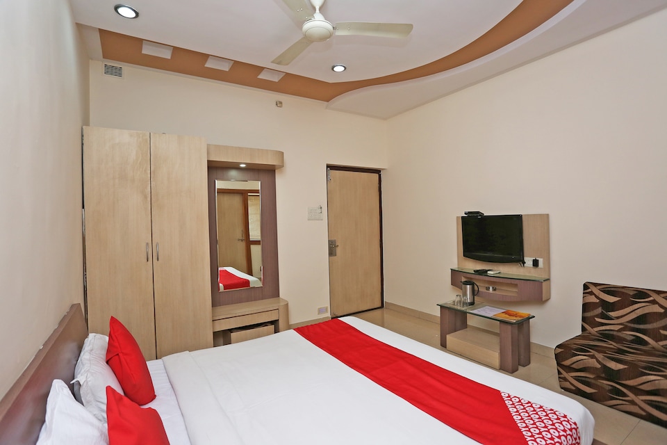 OYO 10897 Hotel Royal Castle, Pandri Road, Raipur