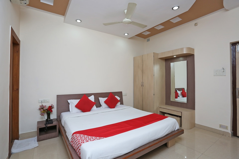 OYO 10897 Hotel Royal Castle, Pandri Road, Raipur