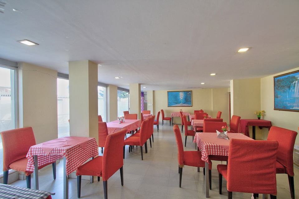 Super Townhouse Hills Palace, Charing Cross Ooty, Ooty