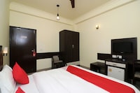 OYO Hotel Applee Inn Near Star Mall