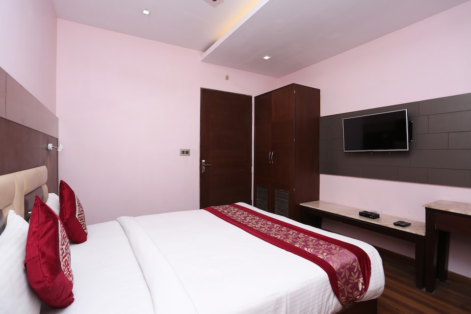 OYO 11043 Hotel Rudra Vilas, Fatehabad Road, Agra